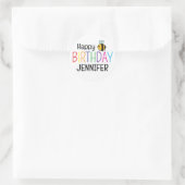 Kleurrijke Happy Birthday Bee gepersonaliseerd Ronde Sticker (Tas)
