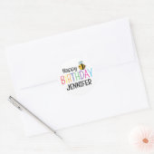 Kleurrijke Happy Birthday Bee gepersonaliseerd Ronde Sticker (Envelop)