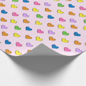 Kleurrijke harten op lichtroze omslagpapier cadeaupapier (Hoek)