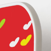 Kleurrijke harten op rood pickleball paddle (Links Detail)