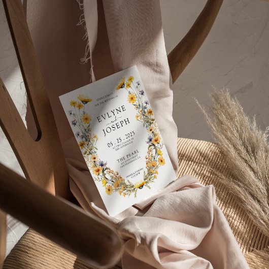 Kleurrijke heldere bloemenkrans bloemige bruiloft kaart