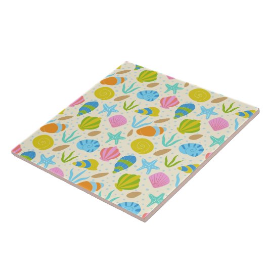 Kleurrijke heldere schelpen en zeesterren kust tegeltje (Zijkant)
