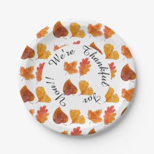 Kleurrijke herfst bladeren loof viering dessert papieren bordje