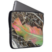 Kleurrijke Herfst Leaf op Wood Chips Laptop Sleeve (Voorkant Rechts)