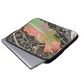 Kleurrijke Herfst Leaf op Wood Chips Laptop Sleeve (Voorkant onderkant)