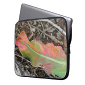 Kleurrijke Herfst Leaf op Wood Chips Laptop Sleeve (Voorkant Links)