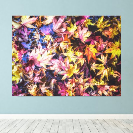 Kleurrijke Herfst Maple Bladeren In Water Canvas Afdruk (Insitu (Houten vloer))