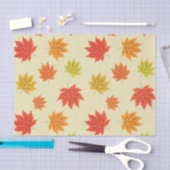 Kleurrijke Herfst Maple Bladeren op Light Cream Tissuepapier (Craft)