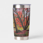 Kleurrijke herfstbladeren en bomen landschap geïsoleerde drinkbeker (Links)