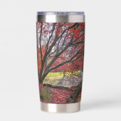 Kleurrijke herfstbladeren en bomen landschap geïsoleerde drinkbeker (Achterkant)