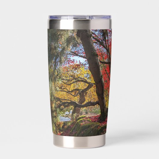 Kleurrijke herfstbladeren en bomen landschap geïsoleerde drinkbeker (Voorkant)