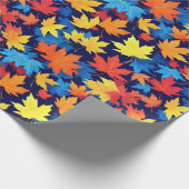 Kleurrijke herfstbladeren op donkerblauwe achtergr cadeaupapier (Hoek)