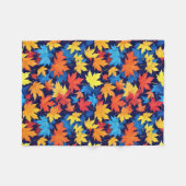Kleurrijke herfstbladeren op donkerblauwe achtergr fleece deken (Voorkant (Horizontaal))