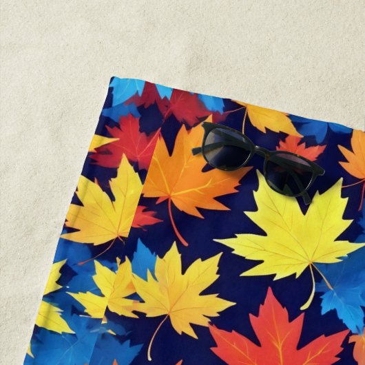 Kleurrijke herfstbladeren op donkerblauwe achtergr strandlaken (In situ)