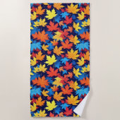 Kleurrijke herfstbladeren op donkerblauwe achtergr strandlaken (Voorkant)