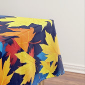 Kleurrijke herfstbladeren op donkerblauwe achtergr tafelkleed (Voorbeeld)