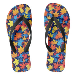 Kleurrijke herfstbladeren op een donkerblauwe acht teenslippers