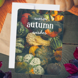 Kleurrijke herfstsquash en pompoenen feestdagenkaart