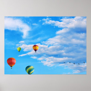 Kleurrijke hete luchtballonnen in de lucht poster