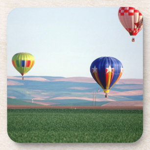 Kleurrijke hete luchtballonnen zweven over tarwe bier onderzetter