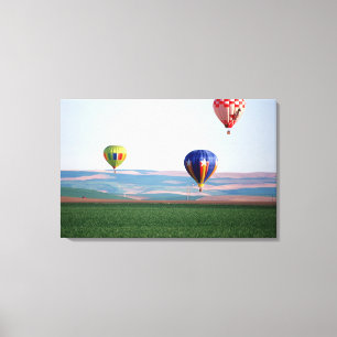 Kleurrijke hete luchtballonnen zweven over tarwe canvas afdruk