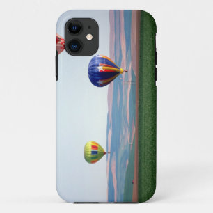 Kleurrijke hete luchtballonnen zweven over tarwe iPhone 11 hoesje