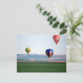 Kleurrijke heteluchtballonnen drijven over tarwe briefkaart (Staand voorkant)