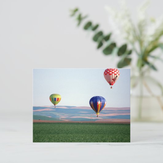 Kleurrijke heteluchtballonnen drijven over tarwe briefkaart (Staand voorkant)