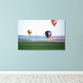 Kleurrijke heteluchtballonnen drijven over tarwe canvas afdruk (Insitu (Houten vloer))