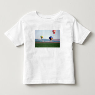 Kleurrijke heteluchtballonnen drijven over tarwe kinder shirts