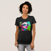 Kleurrijke Hipster Lady in Zonnebril en Messy Bun T-shirt (Voorkant volledig)