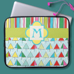 Kleurrijke hoes voor tapeluis uit het modebeenmono<br><div class="desc">Deze leuke multi-kleurenboten en strepen patterned laptophoes zijn klaar voor uw persoonlijke monogram. Creëer in helder gekleurde strepen en abstracte zeilboten die op een meer varen. Kies uw grootte in de daling onderaan menu.</div>