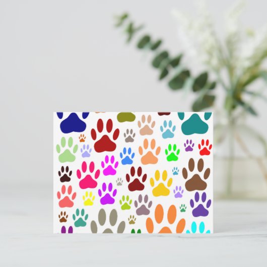 Kleurrijke hondenpootjes overal briefkaart (Staand voorkant)