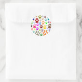 Kleurrijke hondenpootjes overal ronde sticker (Tas)