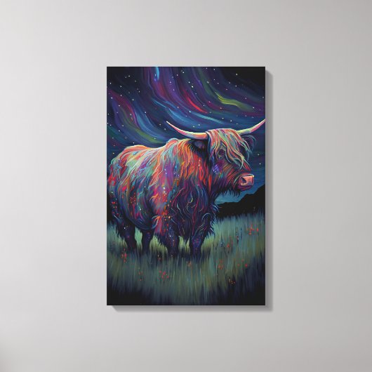 Kleurrijke hoogland Koe in gras 's nachts Canvas Afdruk (Voorkant)