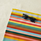 Kleurrijke horizontale retrostrepen strandlaken (In situ)