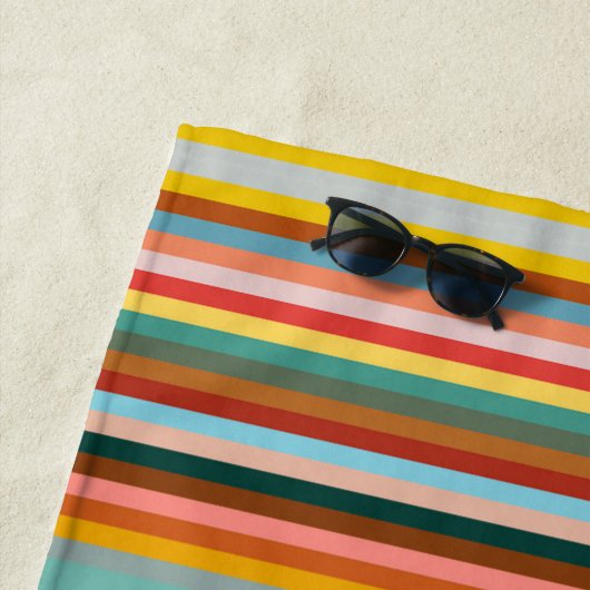 Kleurrijke horizontale retrostrepen strandlaken (In situ)