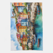 Kleurrijke houten boten in het Harbour Village Theedoek (Verticaal)