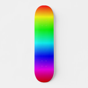 Kleurrijke houten hek planken regenboogskateboard persoonlijk skateboard