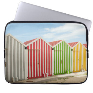 Kleurrijke huiden op strand laptop sleeve