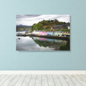 Kleurrijke huizen in Portree, Skye Canvas Afdruk (Insitu (Houten vloer))