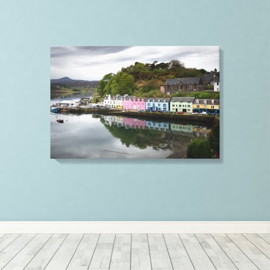 Kleurrijke huizen in Portree, Skye Canvas Afdruk (Insitu (Houten vloer))