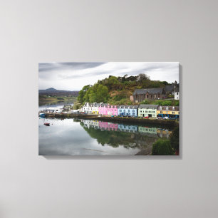 Kleurrijke huizen in Portree, Skye Canvas Afdruk