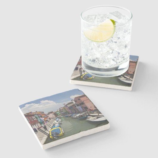 Kleurrijke huizen langs het kanaal op het eiland stenen onderzetter (Zijkant)