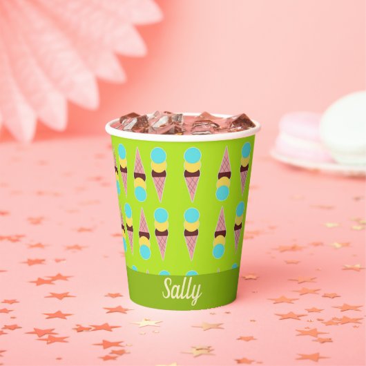 Kleurrijke ijsjes op groen papieren bekers (Insitu)