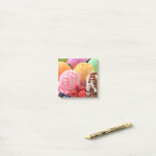 kleurrijke ijsschelpen post-it® notes (Op bureau)