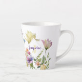 Kleurrijke Illustratie van Wilde Bloem met Initiaa Latte Mok (Rechts)