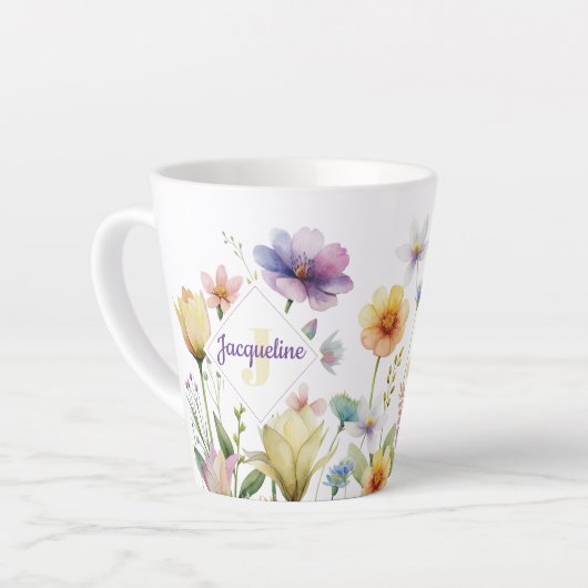 Kleurrijke Illustratie van Wilde Bloem met Monogra Latte Mok (Linkerhoek)