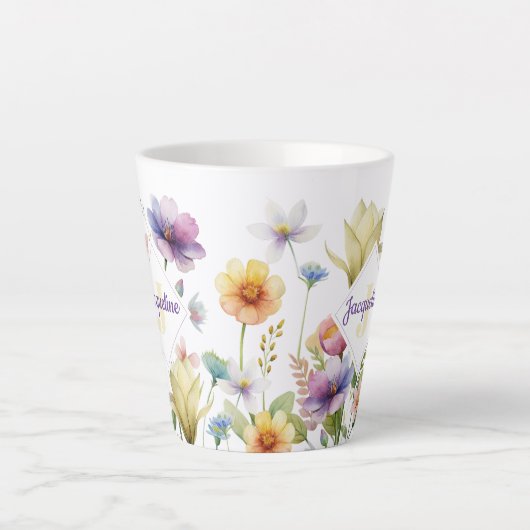 Kleurrijke Illustratie van Wilde Bloem met Monogra Latte Mok (Voorkant)