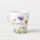 Kleurrijke Illustratie van Wilde Bloemen met Monog Latte Mok (Linkerhoek)